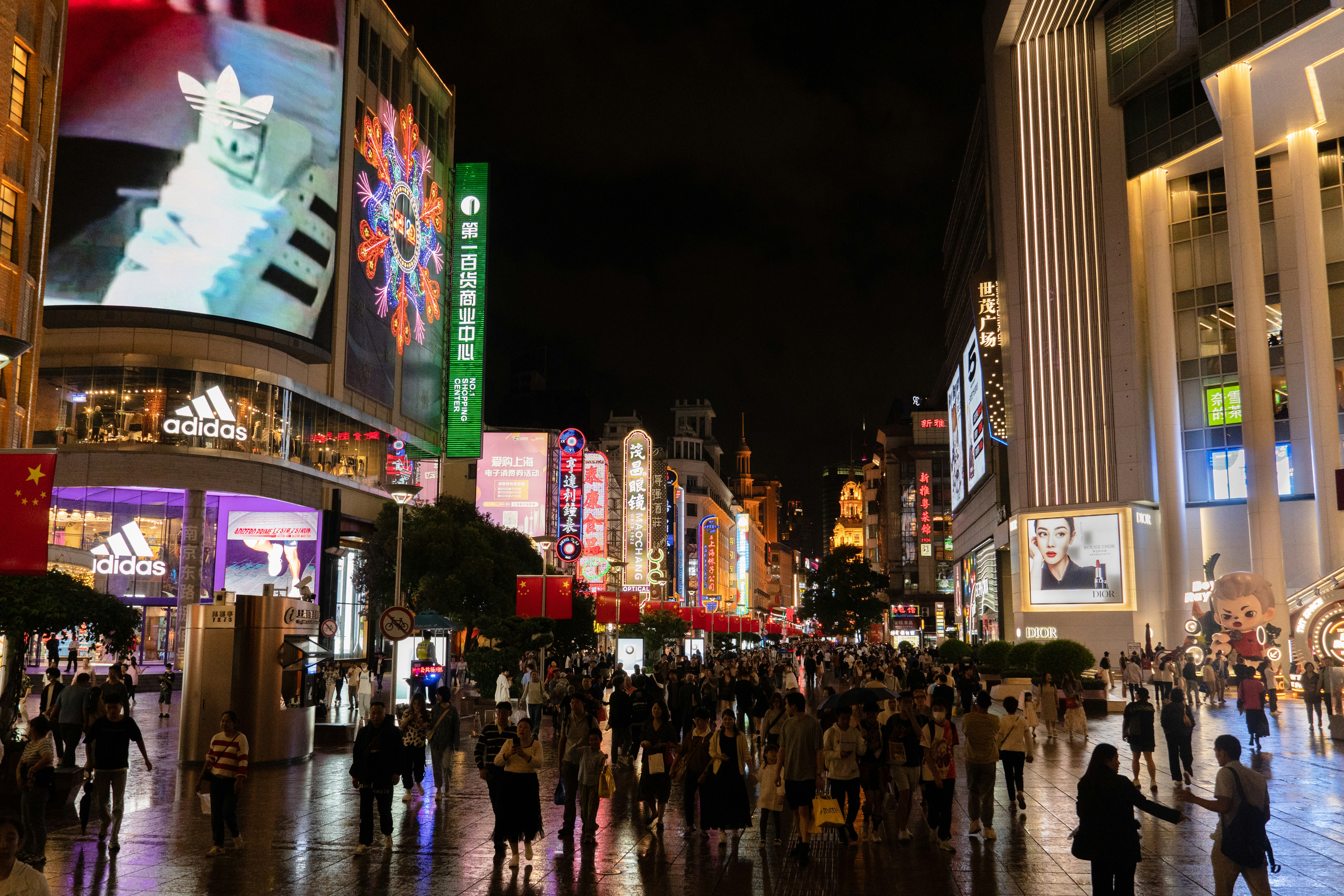 Crowds on Nanjing Road at night